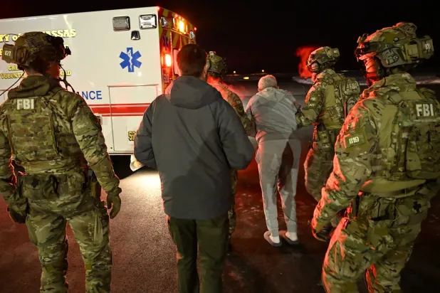 الزبير البكوش بعد وصوله إلى أميركا السبت (مدير مكتب التحقيقات الفيدرالي الأميركي كاش باتيل «إكس»)