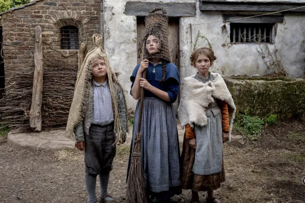 ‎⁨مشهد من فيلم «Hamnet» الذي يحافظ على صدارته في شباك التذاكر السعودي محتلاً المركز الثالث (imdb)⁩