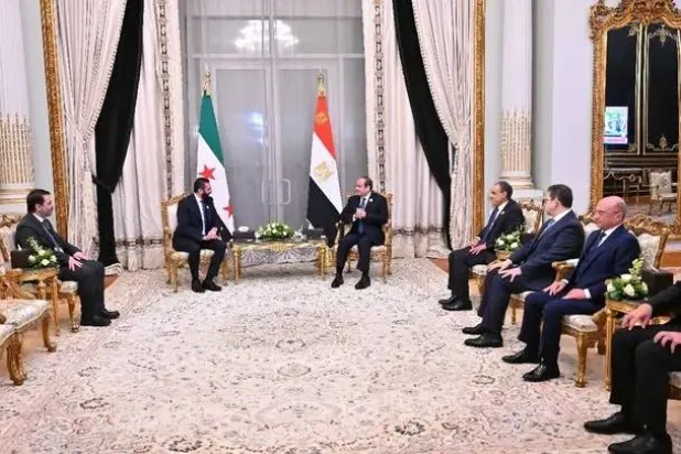 الرئيس المصري عبد الفتاح السيسي يستقبل الرئيس السوري أحمد الشرع خلال القمة العربية الطارئة بالعاصمة الإدارية الجديدة في مصر يوم 4 مارس 2025 (أ.ب)