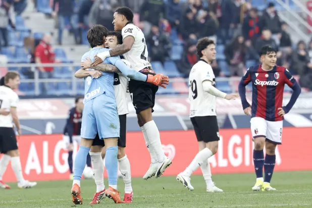 فرحة لاعبي بارما بهدف الفوز في مرمى بولونيا (إ.ب.أ)