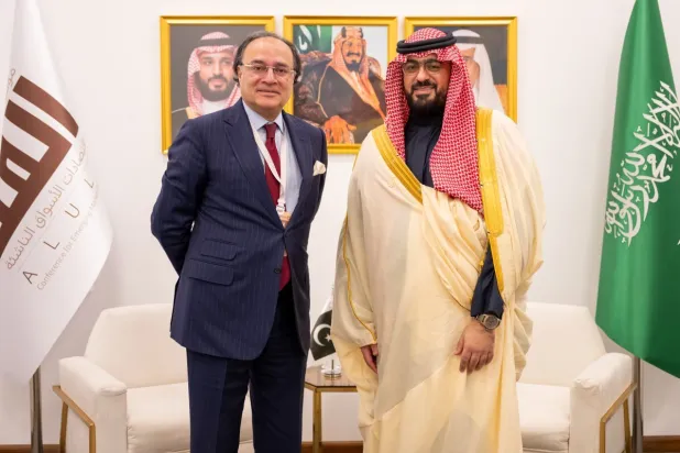 وزير المالية الباكستاني خلال لقائه وزير الاقتصاد والتخطيط السعودي فيصل الابراهيم على هامش مؤتمر العلا (واس)