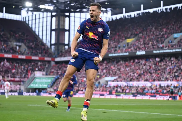 كريستيوف باومغارتنر يحتفل بهدفه الأول في مرمى كولن (رويترز)