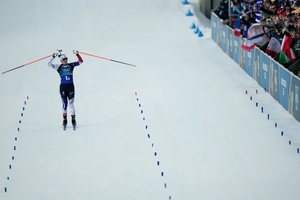 جوليا سيمون قادت فرنسا للفوز بذهبية التتابع المختلط (أ.ب)