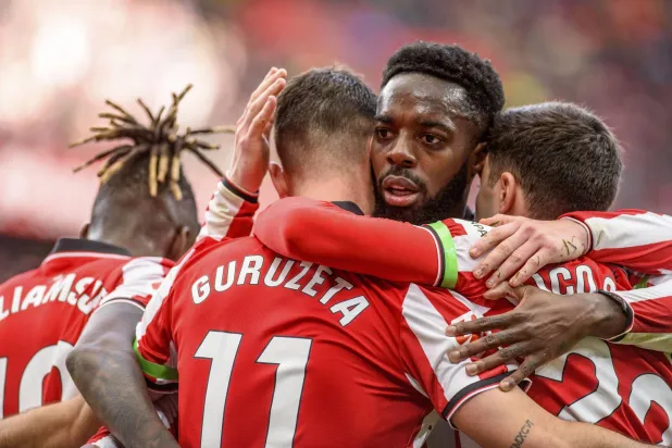 احتفالية لاعبي بلباو بالفوز الثمين على ليفانتي (إ.ب.أ) 