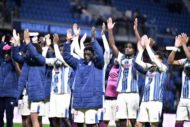 لاعبو لوهافر يحيون جماهيرهم بعد الفوز على ستراسبورغ (أ.ف.ب)