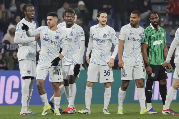 فرحة لاعبي إنتر بالفوز على ساسولو (إ.ب.أ)