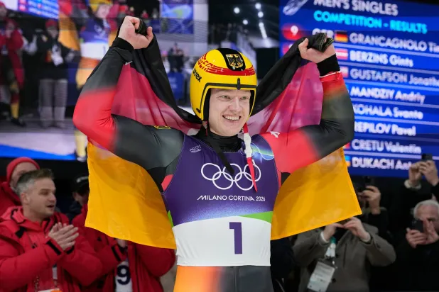 ماكس لانغنهان يحتفل بأول ميدالية ذهبية لألمانيا (أ.ب) 