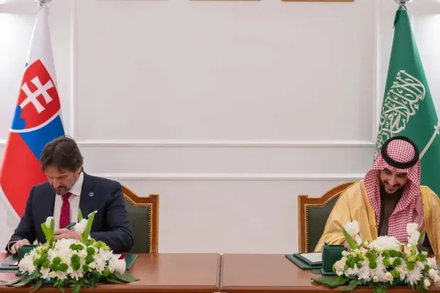 Suudi Arabistan Savunma Bakanı Halid bin Selman, Slovakya Başbakan Yardımcısı ve Savunma Bakanı Robert Kalinak ile savunma alanında iş birliği için mutabakat zaptı imzalarken (SPA)