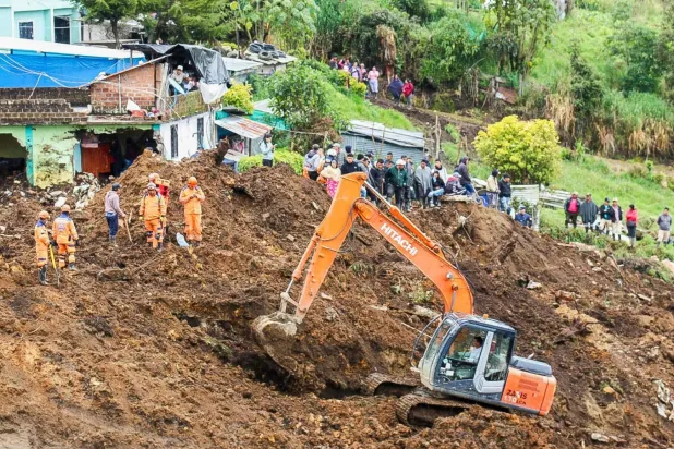 Güneybatı Nariño bölgesinde meydana gelen toprak kaymasının ardından, ağır iş makineleri ceset bulmak için çamurda arama yapıyor (AFP)