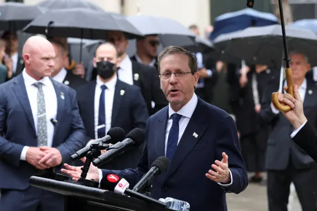 Herzog, Bondi Pavilion'un önüne çelenk bıraktıktan sonra konuşuyor (Reuters)