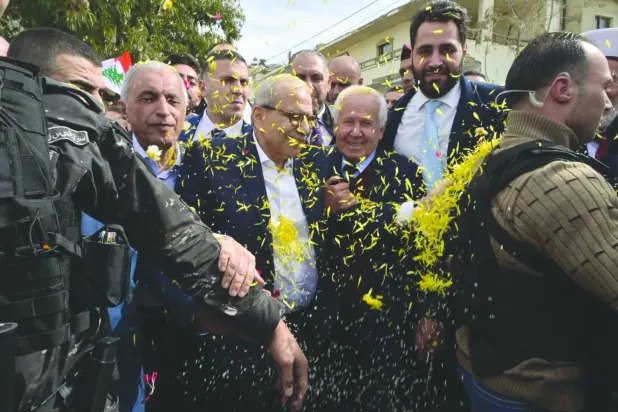 Lübnan Başbakanı Nevvaf Selam, ülkenin güneyindeki Keferşuba sakinleri tarafından çiçek ve pirinç yağmuru eşliğinde böyle karşılandı (Şarku’l Avsat)