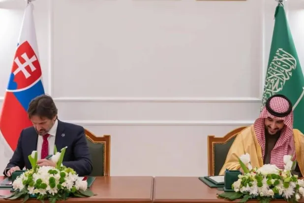 Saudi Minister of Defense Prince Khalid bin Salman bin Abdulaziz signs an agreement with his Slovakian counterpart. SPA