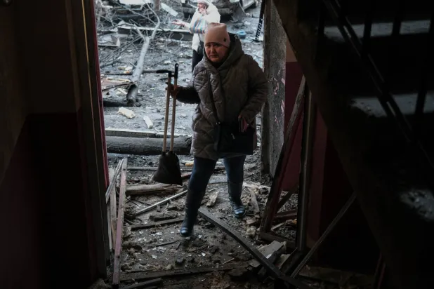 أواكرنيون نجوا من قصف روسي على حي في كراماتورسك غرب أوكرانيا (إ.ب.أ)