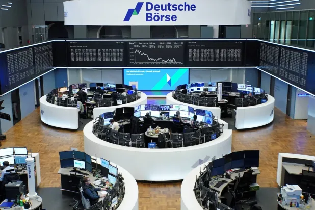 مخطط مؤشر الأسهم الألماني «داكس» ببورصة فرنكفورت (رويترز)