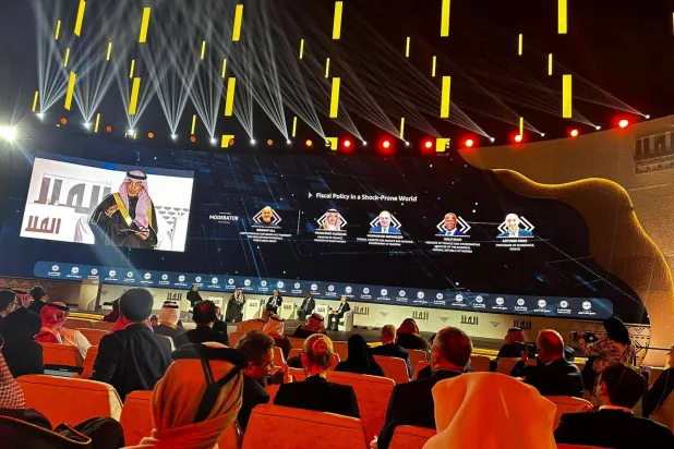 وزير المالية السعودي يتحدث إلى الحضور في الجلسة الحوارية في مؤتمر العلا (الشرق الأوسط)