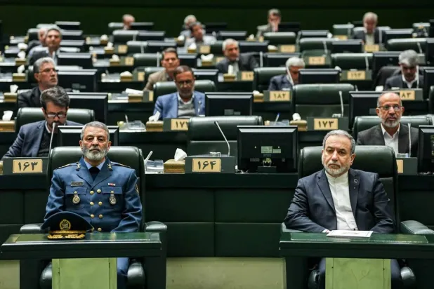 صورة نشرها موقع البرلمان الإيراني من حضور وزير الخارجية عباس عراقجي ورئيس الأركان عبد الرحيم موسوي في جلسة مغلقة حول المحادثات والتوترات الاثنين