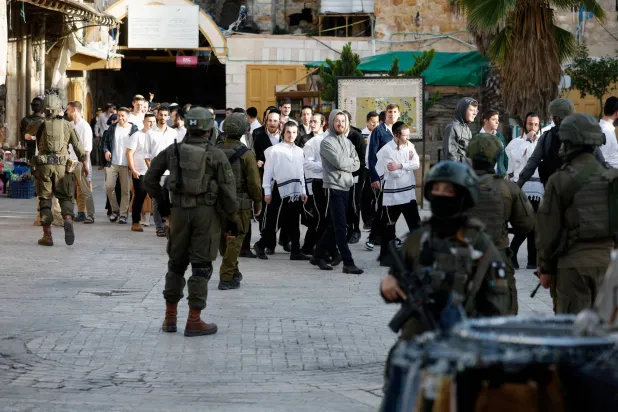  Israeli soldiers stand guard during a weekly settlers' tour in Hebron, in the Israeli-occupied West Bank, February 7, 2026. (Reuters)