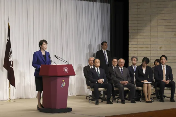 رئيسة الوزراء اليابانية ساناي تاكايتشي في مؤتمر حزبي عقب الانتخابات (إ.ب.أ)