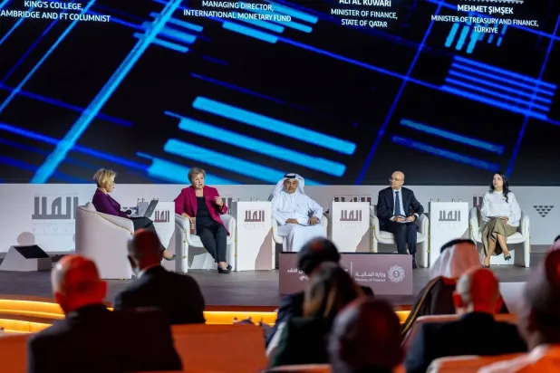 الجلسة الختامية من مؤتمر العلا لاقتصادات الأسواق الناشئة حيث تظهر غورغييفا وهي تتحدث إلى الحضور (الشرق الأوسط)