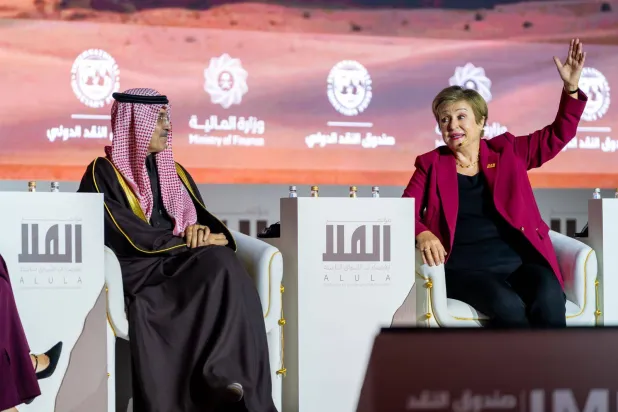 غورغييفا تتحدث إلى الحضور في الحوار الختامي وإلى جانبها وزير المالية السعودي محمد الجدعان (الشرق الأوسط)