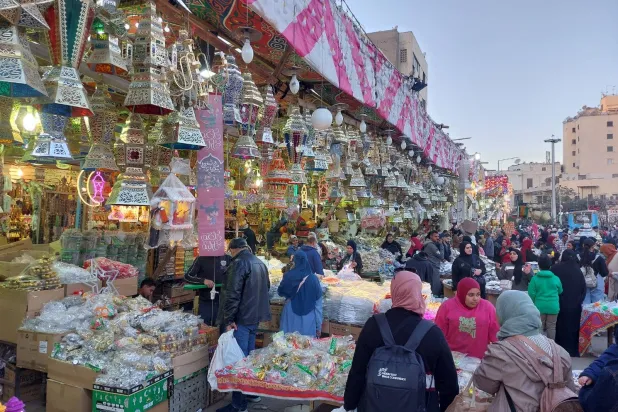 زحام على شراء الفوانيس في أسواق السيدة زينب (الشرق الأوسط)