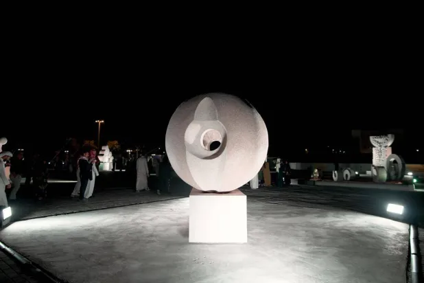 أحد المنحوتات باستخدام حجر الجرانيت في «ملتقى طويق للنحت 2026» (تصوير: تركي العقيلي)