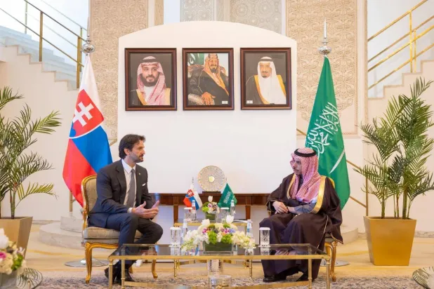 الأمير فيصل بن فرحان خلال استقباله روبرت كاليناك (واس)