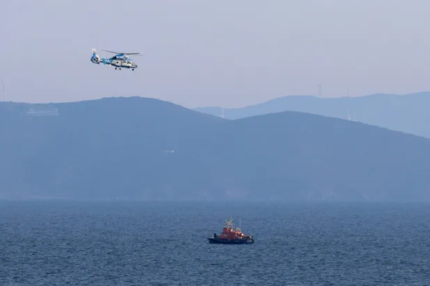 قال الناجون إنهم لم يروا سفينة خفر ⁠السواحل إلا عندما أضاءت أنوارها قبل الاصطدام بوقت قصير (رويترز)