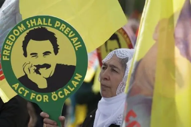 تصاعدت المطالبات بإطلاق سراح زعيم حزب «العمال الكردستاني» عبد الله أوجلان بعد دعوته في فبراير 2025 إلى حل الحزب (أ.ف.ب)
