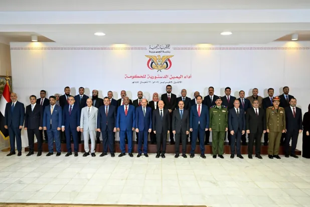 وزراء حكومة الزنداني مع رئيس مجلس القيادة الرئاسي رشاد العليمي بعد أدائهم اليمين (سبأ)