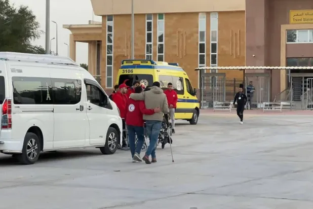 جانب من إسعاف المصابين الفلسطينيين بواسطة «الهلال الأحمر المصري» الاثنين (هيئة الاستعلامات المصرية)