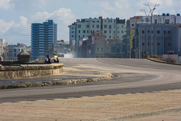 شارع شبه خالٍ في هافانا بسبب أزمة الوقود (أ.ف.ب)