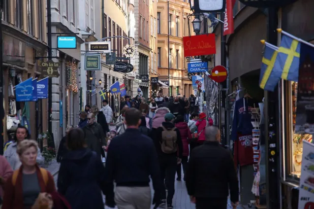 مشاة يسيرون في أحد شوارع البلدة القديمة في استوكهولم عاصمة السويد يوم 17 أكتوبر 2024 (رويترز)
