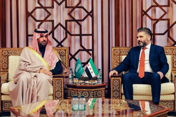 الأمير بدر بن عبد الله بن فرحان لدى لقائه محمد ياسين صالح وزير الثقافة السوري («الإخبارية» السعودية)