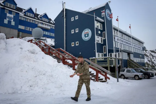 جندي دنماركي خارج مقر قيادة القطب الشمالي في نوك عاصمة غرينلاند (رويترز)