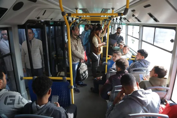 ركاب داخل حافلة نقل عام (صورة أرشيفية - وزارة النقل)
