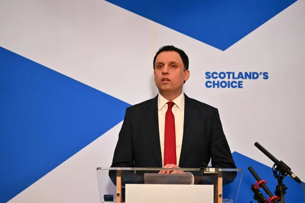 زعيم حزب العمال الاسكتلندي أنس سروار يتحدث خلال مؤتمر صحافي في غلاسغو داعياً رئيس الوزراء البريطاني كير ستارمر إلى الاستقالة (أ.ف.ب)