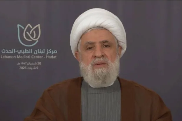 أمين عام «حزب الله» نعيم قاسم يتحدث على شاشة خلال افتتاح «مركز لبنان الطبي - الحدث» (إعلام حزب الله)