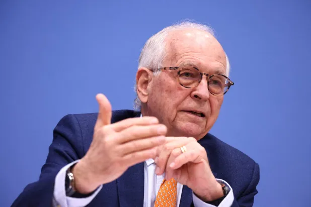 رئيس مؤتمر ميونيخ للأمن فولفغانغ إيشينغر خلال مؤتمر صحافي حول تقرير ميونيخ الأمني لعام 2026 في برلين (رويترز)