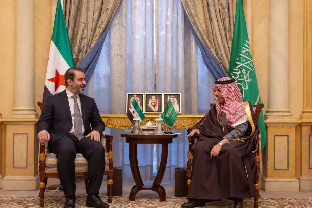 الأمير فيصل بن فرحان مستقبلاً الوزير أسعد الشيباني في الرياض الاثنين (الخارجية السعودية)