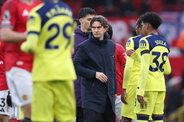 توتنهام هوتسبير ومدربه توماس فرانك في مأزق (إ.ب.أ)