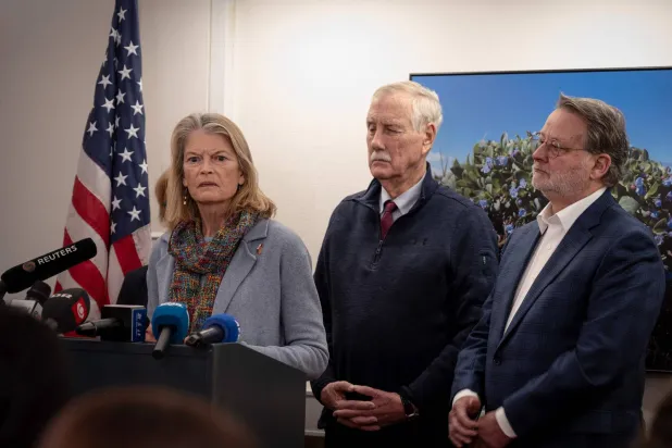السيناتورة الجمهورية الأميركية ليزا موركوفسكي (يسار)، برفقة السيناتور المستقل إنغوس كينغ (وسط) والسيناتور الديمقراطي غاري بيترز (يمين)، تتحدث إلى الصحافة خلال مؤتمر صحافي في نوك، غرينلاند 9 فبراير 2026 (أ.ف.ب)