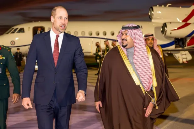 الأمير محمد بن عبد الرحمن مستقبلاً الأمير ويليام بمطار الملك خالد الدولي مساء الاثنين (إمارة الرياض)