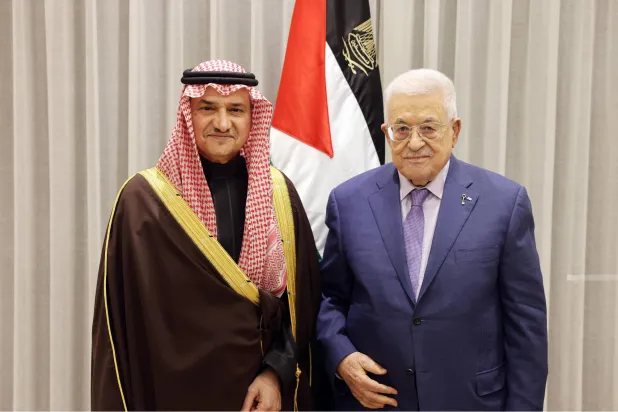 الرئيس الفلسطيني محمود عباس مستقبلاً السفير السعودي الأمير منصور بن خالد بن فرحان (وفا)