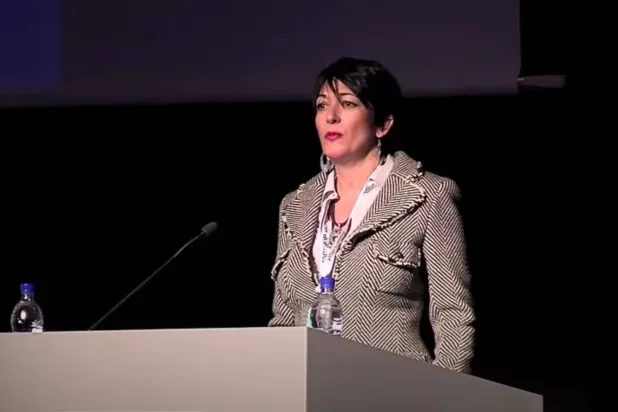 غيلاين ماكسويل شريكة جيفري إبستين تتحدث في منتدى في ريكيافيك بآيسلندا عام 2013 (رويترز - أرشيفية)