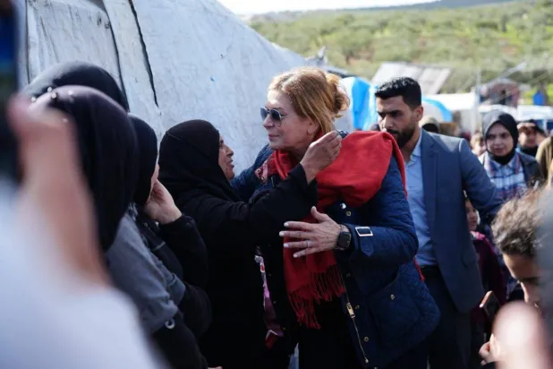 وزير الشؤون الاجتماعية هند قبوات تزور العائلات المتضررة في مخيمات النازحين شمال غربي سوريا