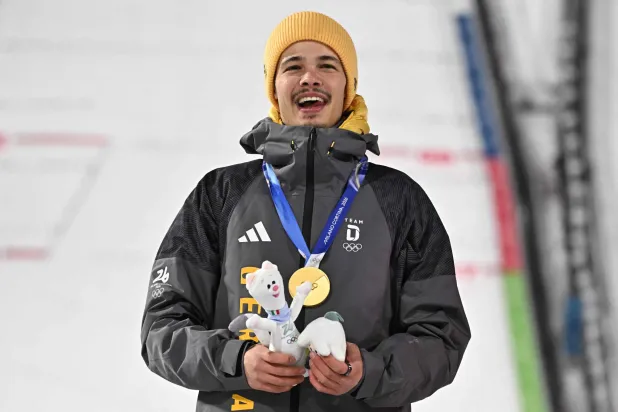 فيليب رايموند يحتفل بذهبية القفز التزلجي في بريدازو (أ.ف.ب)