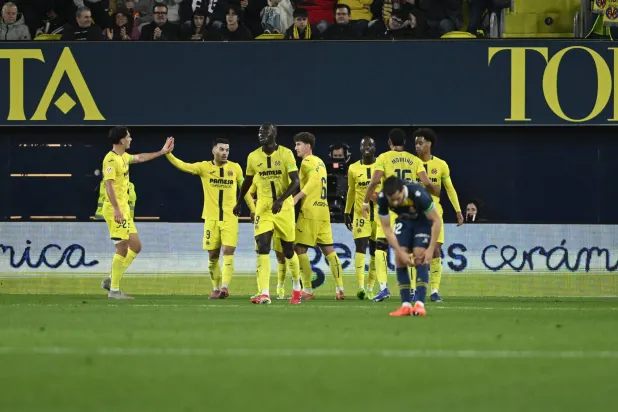 احتفالية لاعبي فياريال بالفوز الساحق على إسبانيول (إ.ب.أ)