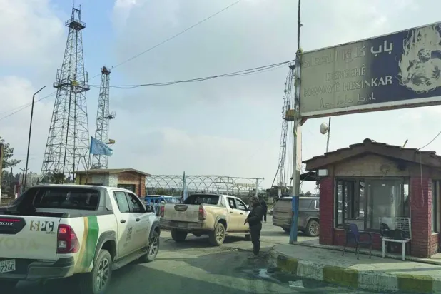 الوفد الحكومي في حقل «الرميلان» بشرق سوريا (مديرية إعلام الحسكة)