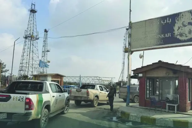 Şam hükümetinden bir heyet, Suriye'nin doğusundaki Rumeylan petrol sahasını ziyaret etti (Haseke Medya Müdürlüğü)